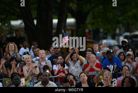 Die Zuschauer jubeln, als Präsident Barack Obama bei einer Wahlkampfveranstaltung in Parma, Ohio liefert am 5. Juli 2012. Obama ist auf einer 2-tägigen Busreise durch Ohio und Pennsylvania. UPI/Kevin Dietsch Stockfoto