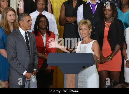 2012 NCAA Basketball Champion WomenÕs Baylor Bears Head Coach Kim Mulkey spricht über Präsident Barack Obama (L) wie Er ehrt das Team im Osten Zimmer im Weißen Haus am 18. Juli 2012. UPI/Kevin Dietsch Stockfoto
