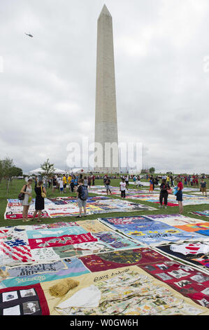 Ein Teil der AIDS Quilt ist auf Anzeige während der Halte das Versprechen auf HIV/AIDS Rallye feiert die Eröffnung der Internationalen AIDS-Konferenz auf der National Mall am 22 Juli, 2012 in Washington, D.C. UPI/Kevin Dietsch gesehen Stockfoto