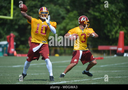 Washington Redskins quarterbacks Robert Greif III (10) und Jonathan Crompton (3) im Trainingslager an der Redskins Park in Ashburn, Virginia teilnehmen am 26. Juli 2012. UPI/Kevin Dietsch Stockfoto