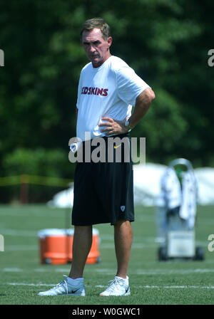 Washington Redskins Head Coach Mike Shanahan Uhren Trainingslager auf Redskins Park in Ashburn, Virginia am 26. Juli 2012. UPI/Kevin Dietsch Stockfoto