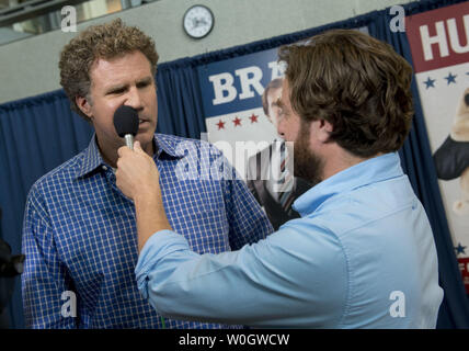 Zach Galifianakis setzt ein Mikrofon Will Ferrells Gesicht, als er vorgibt, ihn zu interviewen, wie sie für eine Überprüfung ihrer Film" Die Kampagne "NEWSEUM am 31. Juli, 2012 in Washington, D.C. UPI/Kevin Dietsch ankommen Stockfoto