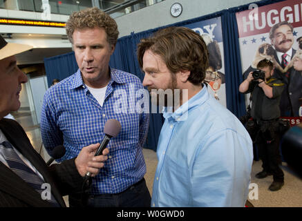 Will Ferrell (L) und Zach Galifianakis sprechen Sie mit den Medien wie Sie ankommen für ein Screening von ihren Film "Die Kampagne" im Newseum am 31. Juli, 2012 in Washington, D.C. UPI/Kevin Dietsch Stockfoto