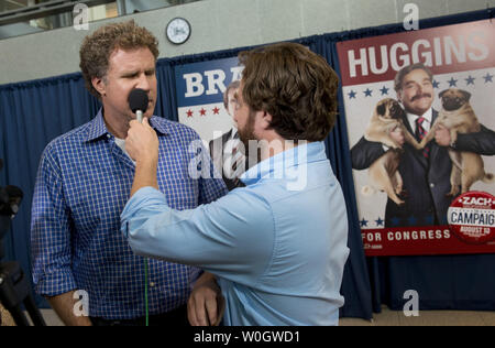 Zach Galifianakis setzt ein Mikrofon Will Ferrells Gesicht, als er vorgibt, ihn zu interviewen, wie sie für eine Überprüfung ihrer Film" Die Kampagne "NEWSEUM am 31. Juli, 2012 in Washington, D.C. UPI/Kevin Dietsch ankommen Stockfoto