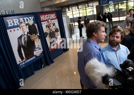 Will Ferrell (L) und Zach Galifianakis sprechen Sie mit den Medien wie Sie ankommen für ein Screening von ihren Film "Die Kampagne" im Newseum am 31. Juli, 2012 in Washington, D.C. UPI/Kevin Dietsch Stockfoto