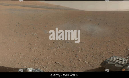 Der Gale-krater Mount Scharf auf dem Mars befindet sich auf der oberen linken Seite dieses Bild, das ist ein Teil der ersten Farbe 360-Grad Panorama von der NASA-Rover Curiosity, bis der Thumbnails. Blast Markierungen von Abstieg der Rover stehen im Vordergrund. UPI/NASA/JPL-Caltech/MSSS Stockfoto