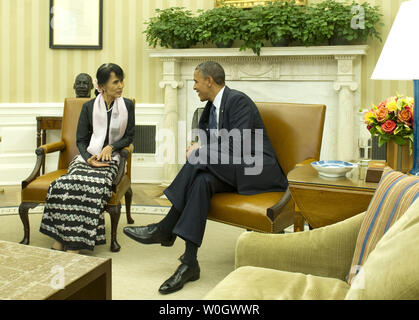Us-Präsident Barack Obama trifft sich mit burmesischen Aktivist Daw Aung San Suu Kyi, die Vorsitzende der Nationalen Liga für Demokratie, die während der Sitzung in das Oval Office in Washington, DC am 19. September 2012. UPI/Kevin Dietsch Stockfoto