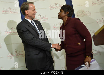 Pensionierte Armee Brig. Gen. Belinda Pinckney schüttelt Hände mit dem Amtierenden stellvertretenden Verteidigungsminister für militärische Gemeinschaft und Familie Politik Charles Milam während einer Pressekonferenz auf den neuen Bericht, der bis zu Fett zu kämpfen", in der die Notwendigkeit, die Qualität von Lebensmitteln in Schulen verkauft zu verbessern und skizziert die Gefahr der Fettleibigkeit auf die nationale Sicherheit, in Washington, D.C. am 25. September 2012. UPI/Kevin Dietsch Stockfoto
