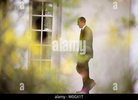 Präsident Barack Obama geht die Kolonnade, wie er das Weiße Haus nach dem Gespräch bei der Generalversammlung der Vereinten Nationen in New York, auf der Rasenfläche des Weißen Hauses in Washington, D.C. am 25. September 2012 zurück. UPI/Kevin Dietsch Stockfoto