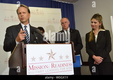 Handeln stellvertretender Verteidigungsminister für militärische Gemeinschaft und Familie Politik Charles Milam spricht bei einer Pressekonferenz auf dem neuen Bericht, der bis zu Fett zu kämpfen", in der die Notwendigkeit, die Qualität von Lebensmitteln in Schulen verkauft zu verbessern und skizziert die Gefahr der Fettleibigkeit auf die nationale Sicherheit, in Washington, D.C. am 25. September 2012. Milam wurde vom ehemaligen Vorsitzenden des Generalstabs beigetreten; pensionierte Küstenwache Adm. James Loy und Amy Dawson Taggart, nationaler Direktor der Mission: Bereitschaft. UPI/Kevin Dietsch Stockfoto