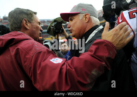 Atlanta Falcons Head Coach Mike Smith (R) Grüße Washington Redskins Head Coach Mike Shanahan nach der Falcons besiegten die Washington Redskins 24-17 am FedEx Feld in Landover, Maryland am 7. Oktober 2012. Die. UPI/Kevin Dietsch Stockfoto