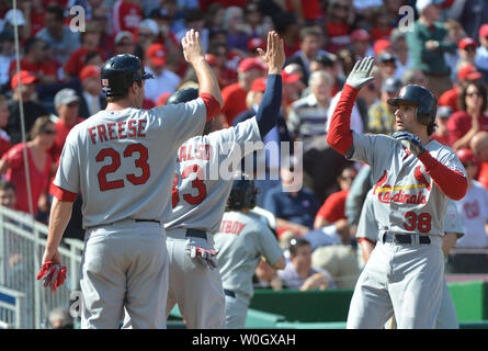 St. Louis Cardinals Peter Kozma (38) gratuliert von David Freese (23) und Daniel Descalso, die auf drei Kozma's Run Home zählte weg von Washington Nationals Edwin Jackson im zweiten Inning Der nlds Spiel bei Nationals Park in Washington, DC am 10. Oktober 2012 laufen. UPI/Kevin Dietsch Stockfoto