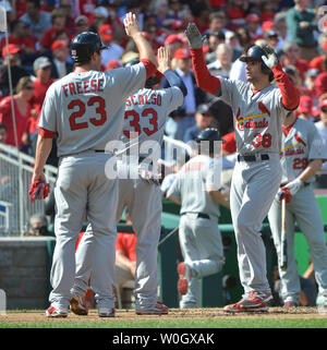 St. Louis Cardinals Peter Kozma (38) gratuliert von David Freese (23) und Daniel Descalso (33), die auf drei Kozma's Run Home zählte weg von Washington Nationals Edwin Jackson im zweiten Inning Der nlds Spiel bei Nationals Park in Washington, DC am 10. Oktober 2012 laufen. UPI/Kevin Dietsch Stockfoto