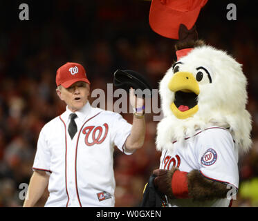 Allgemeine Martin E. Dempsey (L), Vorsitzender des Generalstabs und der Washington Nationals Maskottchen Screech stehen auf dem Damm für die zeremoniellen ersten Pitch des Spiels fünf Der nlds bei Nationals Park in Washington, DC am 12. Oktober 2012. UPI/Pat Benic Stockfoto