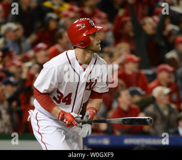 Washington Nationals Bryce Harper Uhren sein Triple zu tief Mitte aus St. Louis Cardinals Adam Wainwright im ersten Inning des Spiels fünf Der nlds bei Nationals Park in Washington, DC am 12. Oktober 2012. UPI/Pat Benic Stockfoto