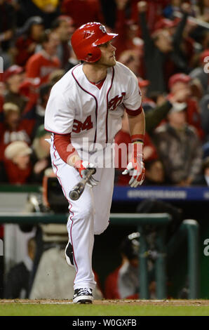 Washington Nationals Bryce Harper Uhren sein Triple zu tief Mitte aus St. Louis Cardinals Adam Wainwright im ersten Inning des Spiels fünf Der nlds bei Nationals Park in Washington, DC am 12. Oktober 2012. UPI/Pat Benic Stockfoto