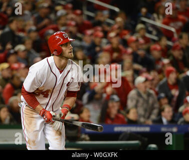 Washington Nationals Bryce Harper Uhren sein Solo home run aus St. Louis Cardinals Adam Wainwright im dritten Inning von Spiel 5 der NLDS bei Nationals Park in Washington, DC am 12. Oktober 2012. UPI/Pat Benic Stockfoto