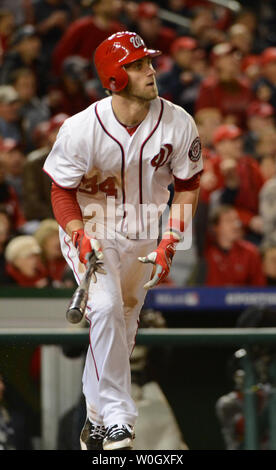 Washington Nationals Bryce Harper Uhren sein Solo home run aus St. Louis Cardinals Adam Wainwright im dritten Inning von Spiel 5 der NLDS bei Nationals Park in Washington, DC am 12. Oktober 2012. UPI/Pat Benic Stockfoto