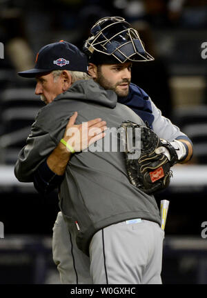 Detroit Tiger Manager Jim Leyland Umarmungen catcher Alex Avila nach den Tigern die New York Yankees 3-0 in Spiel 2 der American League Championship Series an Yankees Stadion in New York am 14. Oktober 2012 abgelehnt. Detroit ist jetzt 2-0 in der Alcs. UPI/Pat Benic Stockfoto