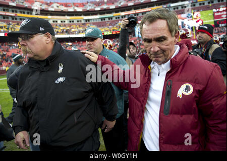 Washington Redskins Head Coach Mike Shanahan (R) grüsst Philadelphia Eagles Head Coach Andy Reid nach der Redskins besiegten die Adler 31-6 bei FedEX in Landover, Maryland am 18. November 2012. UPI/Kevin Dietsch Stockfoto