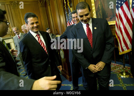 Mexikanischen Präsidenten Enrique Peña Nieto hinterlässt einen Media Verfügbarkeit mit Hausminoritätführer Nancy Pelosi (D-CA) auf dem Capitol Hill in Washington, DC am 27. November 2012. UPI/Kevin Dietsch Stockfoto