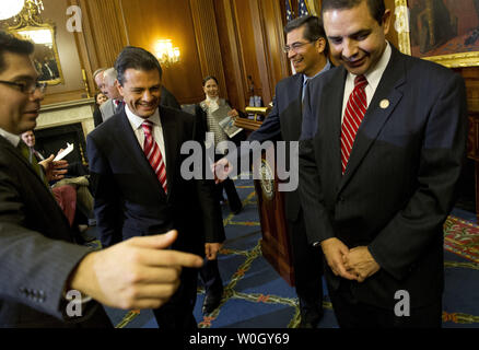 Mexikanischen Präsidenten Enrique Peña Nieto hinterlässt einen Media Verfügbarkeit mit Hausminoritätführer Nancy Pelosi (D-CA) auf dem Capitol Hill in Washington, DC am 27. November 2012. UPI/Kevin Dietsch Stockfoto