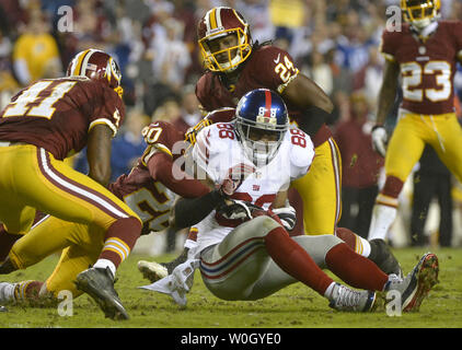 New York Giants Hakeem Kerben bringt in einem Pass gegen die Washington Redskins an FedEx Field in Landover, Maryland am 3. Dezember 2012. Die Redskins die Riesen besiegte 17-26. UPI/Kevin Dietsch Stockfoto