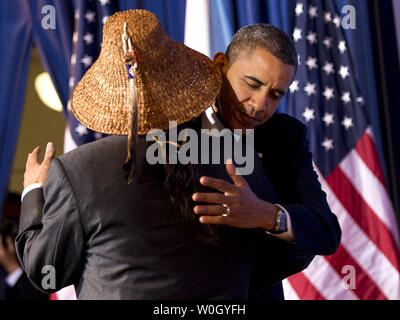 Präsident Barack Obama umarmt Brian Cladoosby, Präsident und Vorsitzender der Swinomish Nation, wie er im Weißen Haus Stammes- Nationen Konferenz an der Inneren Abteilung in Washington DC am 5. Dezember 2012 kommt. UPI/Kevin Dietsch Stockfoto