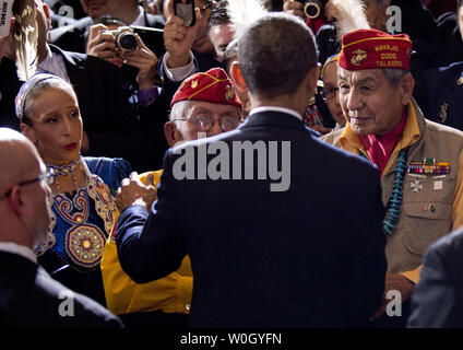 Präsident Barack Obama grüßt Peter MacDonald Sr. (L) und George James Sr., Mitglieder der Navajo Code Talkers die Zuordnung, die nach der Bereitstellung von Erläuterungen im Weißen Haus Stammes- Nationen Konferenz an der Inneren Abteilung in Washington DC am 5. Dezember 2012. UPI/Kevin Dietsch Stockfoto