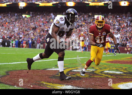 Baltimore Ravens wide receiver Anquan Boldin (81) fängt einen 19 Yard Touchdown pass gegen Washington Redskins Madieu Williams im ersten Quartal bei FedEx Field in Landover, Maryland am 9. Dezember 2012. UPI/Kevin Dietsch Stockfoto