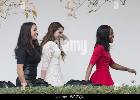 Mitglieder der 2012 US Gold Medaille Gymnastikmannschaft Aly Raisman (L) McKayla Maroney (C) und Gabi Douglas lassen Sie das Oval Office nach einem Treffen mit Präsident Barack Obama im Weißen Haus in Washington am 15. November 2012. UPI/Kevin Dietsch Stockfoto