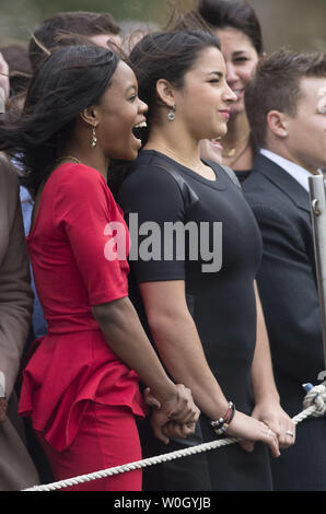 Mitglieder der US Gold Medaille turnen Team Gabi 2012 Douglas (L) und Jordyn Wieber reagieren wie Wind aus Maine wäscht man über Sie als Präsident Barack Obama das Weiße Haus über Marine One in Washington am 15. November 2012 fährt. UPI/Kevin Dietsch Stockfoto