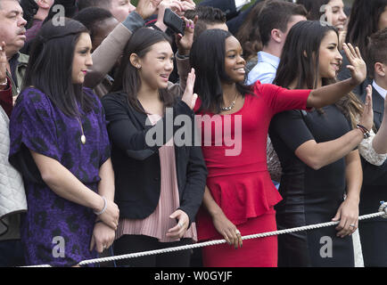 Mitglieder der US Gold Medaille turnen Team 2012, von Links nach Rechts, Aly Raisman, Kyla Ross, Gabi Douglas und Jordyn Wieber wave als Präsident Barack Obama fährt das Weiße Haus über Marine One in Washington am 15. November 2012. UPI/Kevin Dietsch Stockfoto