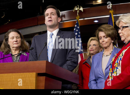 Rep. Jim Himes (D-CT) spricht über die Schule schießen in Newton, Connecticut während einer Pressekonferenz am neuen Rechtsvorschriften im Repräsentantenhaus eingebracht und grosse Band-kapazität Munition Zeitschriften, auf dem Capitol Hill in Washington, DC am 19. Dezember 2012. Die Rechnung würde Clips auf ein Maximum von 10 Kugeln begrenzen und ist eine Reaktion auf die jüngsten bis Haken in Massen schießen in den letzten Jahren. UPI/Kevin Dietsch Stockfoto