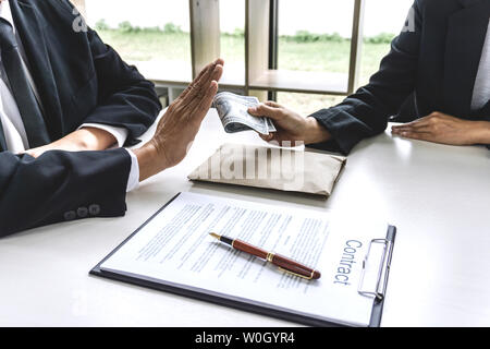 Geschäftsmann verweigern Bestechungsgelder erhalten die Form von dollarnoten von Frau beim Erfolg der Deal, Bestechung und Korruption anti-Konzept. Stockfoto