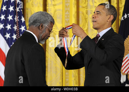 US-Präsident Barack Obama Auszeichnungen eine nationale Medaille der Wissenschaft Dr. Sylvester James Gates, Jr, von der Universität von Maryland, für Beiträge zur Mathematik der Supersymmetrie, während einer Zeremonie im East Room des Weißen Hauses, 1. Februar 2013, in Washington, DC. Die Awards werden führende Wissenschaftler, Ingenieure und Erfinder für Exzellenz in ihren Bereichen. UPI/Mike Theiler Stockfoto