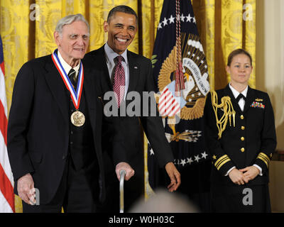 US-Präsident Barack Obama stellt sich nach der Verleihung der National Medal of Science, Dr. John B. Goodenough von der Universität von Texas, für bahnbrechende Kathode Forschung vorgesehen, der erste kommerzielle Lithium-Ionen-Akku-LED, während einer Zeremonie im East Room des Weißen Hauses, 1. Februar 2013, in Washington, DC. Die Awards werden führende Wissenschaftler, Ingenieure und Erfinder für Exzellenz in ihren Bereichen. UPI/Mike Theiler Stockfoto