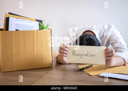 Betonte Geschäftsmann wird Resignation und packen Sachen unternehmen und Dateien in Braun Karton, Änderung und Rücktritt von der Arbeit anhand von quantitativen Simulatio Stockfoto