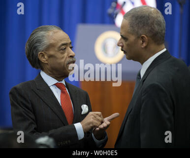 Justizminister Eric Holder (R) Gespräche mit Polwender Al Sharpton vor, eine Pistole zu Rechtsvorschriften Vorschlag Ankündigung von US-Präsident Barack Obama im Süden Gericht Auditorium am Januar 16, 2012 in Washington, DC. UPI/Pat Benic Stockfoto