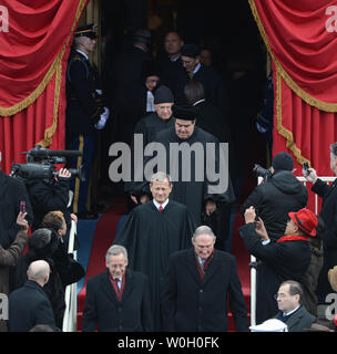 Chief Justice John Roberts führt in das Oberste Gericht für Präsident Barack Obama für eine zweite Amtszeit als Präsident der Vereinigten Staaten vom Obersten Gerichtshof Chief Justice John Roberts während seines öffentlichen Einweihung im US-Kapitol in Washington, D.C. am 21. Januar 2013 vereidigt werden. UPI/Pat Benic Stockfoto