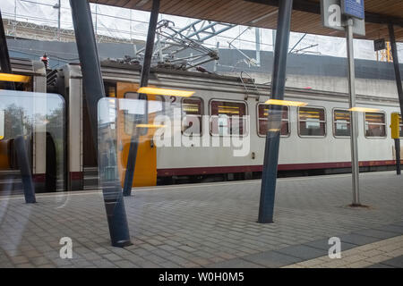 Die Stadt Luxemburg, Luxemburg - 18. OKTOBER 2018: Hauptbahnhof. Zug hielt am Plattform Stockfoto