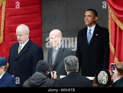 Us-Präsident Barack Obama tritt ein und begrüßt die Teilnehmer, bevor er sich für eine zweite Amtszeit vereidigt ist - vom Obersten Gerichtshof Chief Justice John Roberts während seines öffentlichen Einweihung im US-Kapitol in Washington, D.C. am 21. Januar 2013. Präsident Obama wurde von der First Lady Michelle Obama trat und Töchtern Sasha und Malia. UPI/Kevin Dietsch Stockfoto