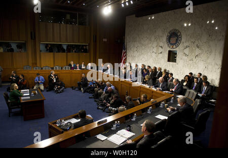 Außenministerin Hillary Clinton bezeugt, während einer Anhörung des Außenpolitischen Ausschusses des Senats auf den Angriff auf die US-Diplomaten in Benghazi, Libyen, auf dem Capitol Hill in Washington, D.C. am 23. Januar 2013. UPI/Kevin Dietsch Stockfoto