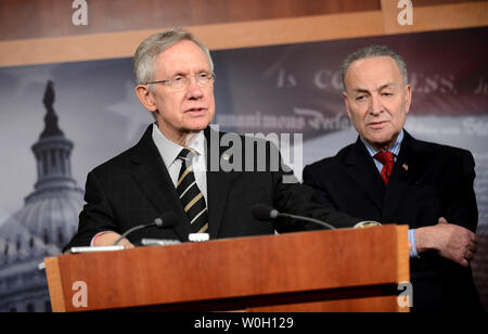 Mehrheitsführer im Senat, Harry Reid (D-NV) (L) und Senator Charles Schumer (D-NY) sprechen bei einer Pressekonferenz über den Haushalt und Schuldenbremse in Washington, D.C. am 23. Januar 2013. UPI/Kevin Dietsch Stockfoto