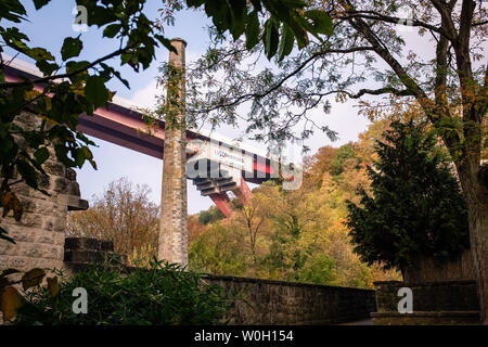 Die Stadt Luxemburg, Luxemburg - 18. OKTOBER 2018: die Großherzogin Charlotte Brücke aus pfaffenthal Bezirk gesehen Stockfoto