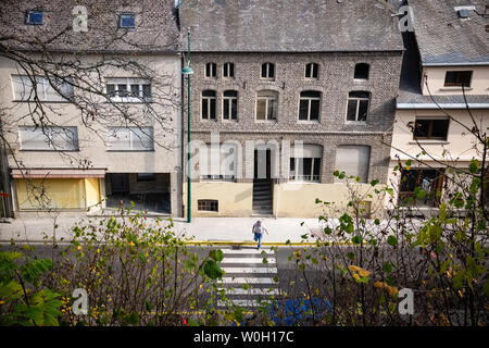 CLERVEUX, Luxemburg - 18. OKTOBER 2018: Man überquert die Straße in Clerveux Stockfoto