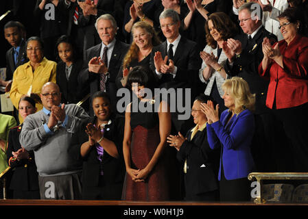 First Lady Michelle Obama erhält ein standing ovation, wie sie für ihren Mann ankommt, Präsident Barack Obamas Rede zur Lage der Union während einer gemeinsamen Sitzung des Kongresses am 12 Februar, 2013 im US-Kapitol in Washington, DC. UPI/Kevin Dietsch Stockfoto