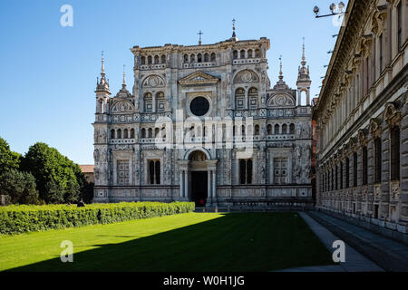 CERTOSA di Pavia, Italien - 30. APRIL 2019: Touristen besuchen die Kirche von Certosa di Pavia, das Kloster. Lombardei, Italien Stockfoto