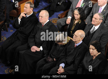 Richter des Obersten Gerichtshofs Ruth Bader Ginsburg (C) scheint zu schlafen, als sie verbindet (L-R) Chief Justice John Roberts, Anthony Kennedy, Stephen Breyer und Sonia Sotomayor, wie Sie hören sich US-Präsident Barack Obama seine Rede zur Lage der Union während einer gemeinsamen Sitzung des Kongresses am 12. Februar 2013 an die US-Kapitol in Washington, DC. Obamas Adresse, den ersten seiner zweiten Amtszeit auf die Wirtschaft ausgerichtet, die Schaffung von Arbeitsplätzen und die Rechtsvorschriften beider Parteien über die Reform der Einwanderung. UPI/Mike Theiler Stockfoto