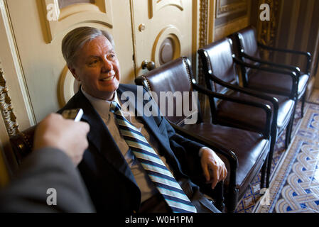 Senator Lindsey Graham (R-SC) spricht zu den Reportern als er ein Caucus Treffen auf dem Capitol Hill verlässt am 14. Februar 2013 in Washington, D.C. Graham sagte er temporäre Sperrung Präsident Obamas Nominierung von Chuck Hagel Verteidigungsminister zu und Johannes Brenner, Direktor der CIA werden würde. UPI/Kevin Dietsch Stockfoto